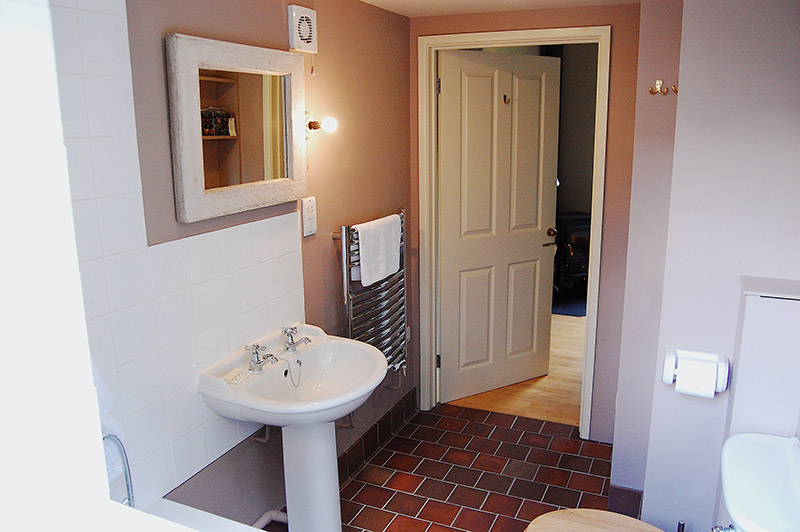 Ludlow Holiday Cottage bathroom